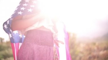 Doğal peyzaj Amerikan bayrağı ile kız