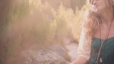 Doğa ile çevrili Boho kız