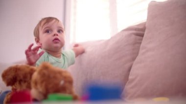 Onun en sevdiği oyuncak ile erkek bebek