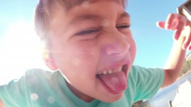 Küçük çocuk bir yüz çekerek