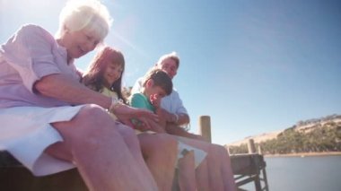 Dedesi ile bir iskelede oturup torun