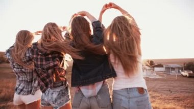 Kızlar kalp şekilleri el ile yapma