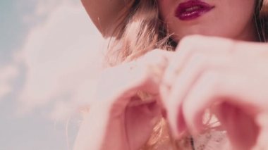Keçe şapka giyen Boho kız