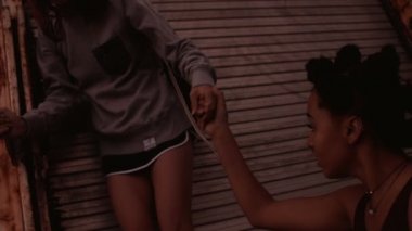 Kız arkadaşı aşağı atlamak yardımcı