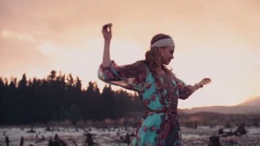 Gün batımında iplik Boho kız