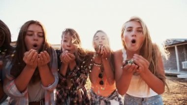 Gençler açık havada renkli konfeti üfleme