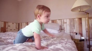 Tarama ve yatağın keşfetmek erkek bebek