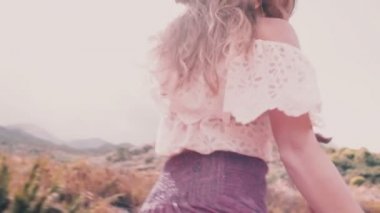 Bir ülke yolda kaçan Boho kız