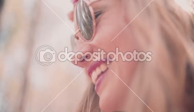 Boho kız bir yaz ormanda güneş gözlüğü