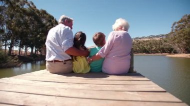 Dedesi ve torun bir iskele üzerinde