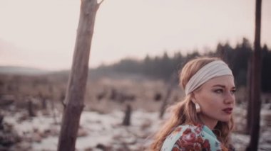 Boho kız doğada oturan bir kafa bandı