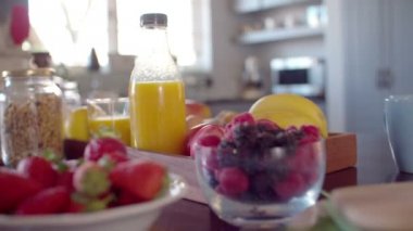 Kase çilek ve meyve bir tablo