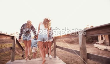 Birlikte yürüyüş günbatımında gençler grup