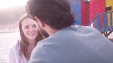 Sahilde kız yüzünü dokunaklı adam