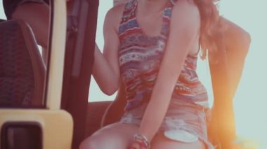 Arkadaşlar yolculuğa gün batımında eğleniyor