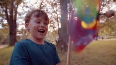 Çocuk bir renkli oyuncak yel değirmeni seyir