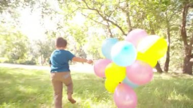 Balonlu Park'ta çalışan çocuk