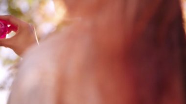 Cam kalp tutan kadın