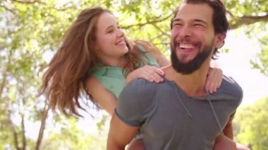 Park kız arkadaşı piggybacking adam