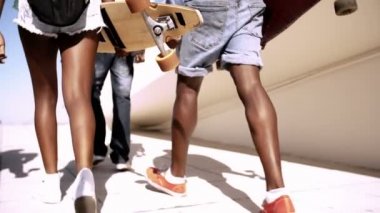 Genç öğrenciler kaykaylar ile yürüyüş