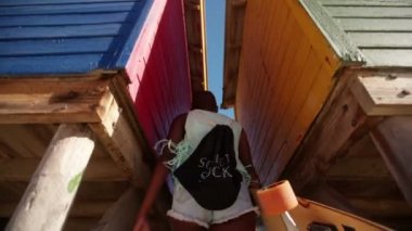 Afro-Amerikan kız longboarder yürüyüş