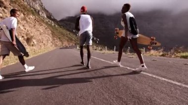 Genç patenciler bir yol yürüyüş