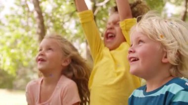 Çocuklar parkta havaya konfeti atma