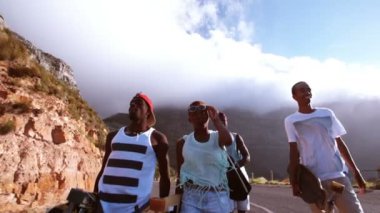 Genç patenciler bir yol yürüyüş