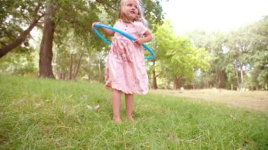 Hula hoop park etmeye kız