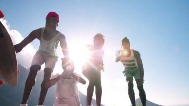 Genç arkadaşlar Komik suratlar çekerek