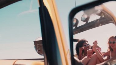 Kız arkadaşlar aynada gülüyor