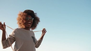 Afro-Amerikan kız plajda gülüyor