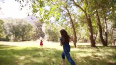 Kaçarken bir alanda küçük kızlar