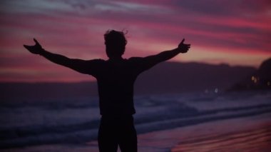 Gün batımında sahilde özgürlük ifade adam