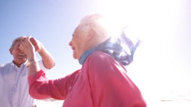 üst düzey çift sahilde dans