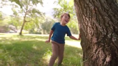 Küçük çocuk saklambaç oynuyor.