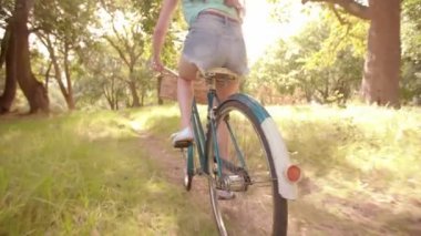 Kız bir alanda Bisiklete binme