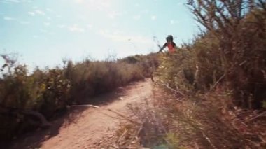 Toprak yolda sürme Mountainbiker