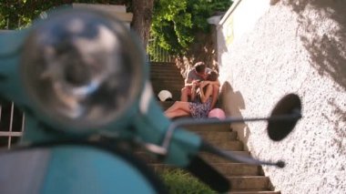 Çift oturma merdivenlerinde birlikte