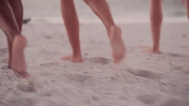 Afro kız arkadaşlarıyla sahilde elele