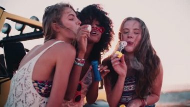 Kız arkadaşlar eğlenmeye kabarcıklar üfleme