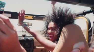 Afro kız arkadaşlarıyla yolculuk