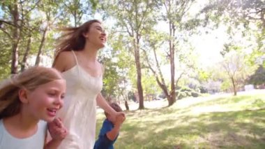 Anne ve çocuk bir parkta çalıştıran