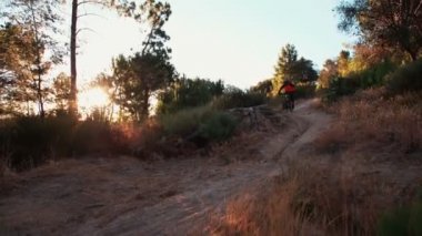 Hava manevralar gerçekleştirmek Mountainbiker