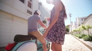 Yolculuğa onların scooter üzerinde çift