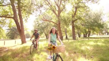 Çift birlikte parkta Bisiklete binme