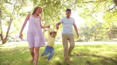 Bir küçük yürümeye başlayan çocuk kız sallanan anne