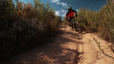 Çapraz ülke arka yol iz üzerinde Mountainbiker