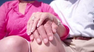 Emekli çiftler ellerini dizlerine dokunma