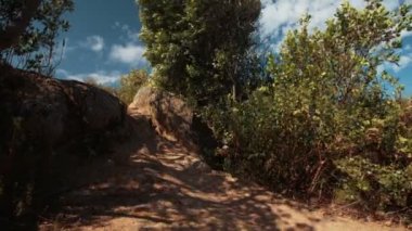 Engebeli arazi üzerinde sürme Mountainbiker